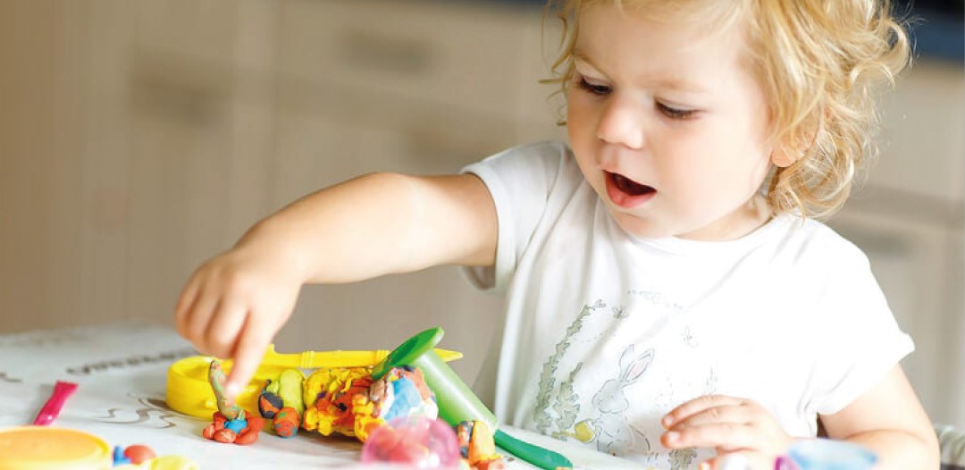 Club de Taller Integrado, Niña Jugando con Plastilina.