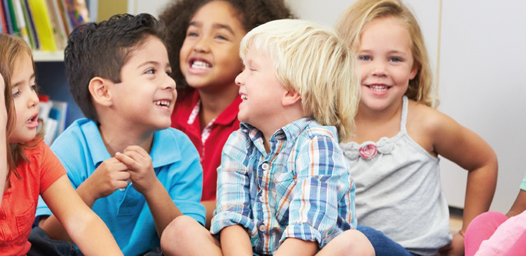 Club de Tardes Magicas, Niños reunidos riendose.