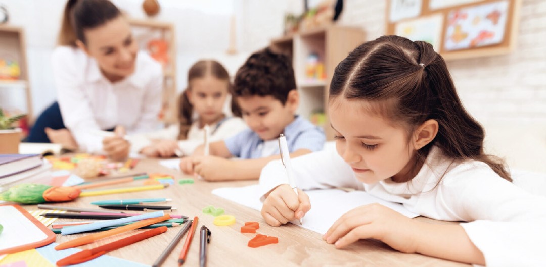 Club de Tareas Dirigidas, Niños estudiando con la Profesora.